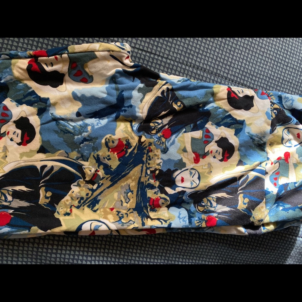 Lularoe OS One Size leggings in Disney Snow White print